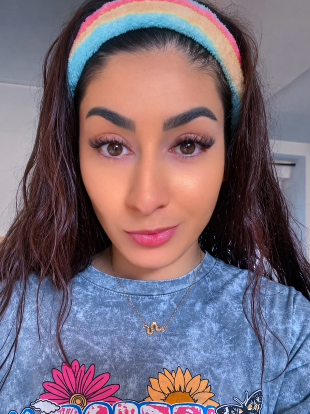 Portrait de Laurie illustrant des extensions sur les deux yeux